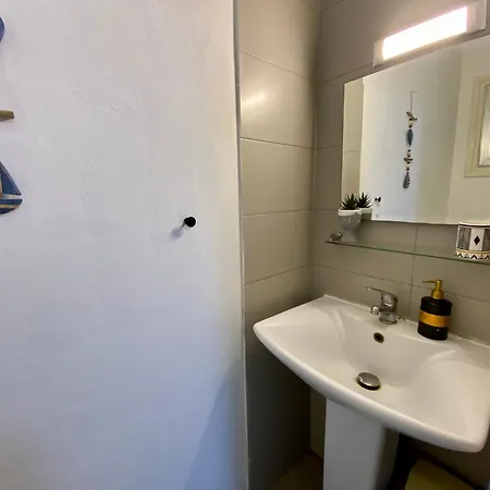 Seaside Two Bedroom Cosy Townhouse In Tourist Area