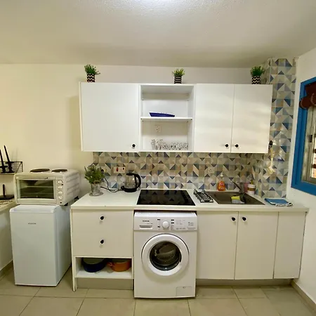 Seaside Two Bedroom Cosy Townhouse In Tourist Area *