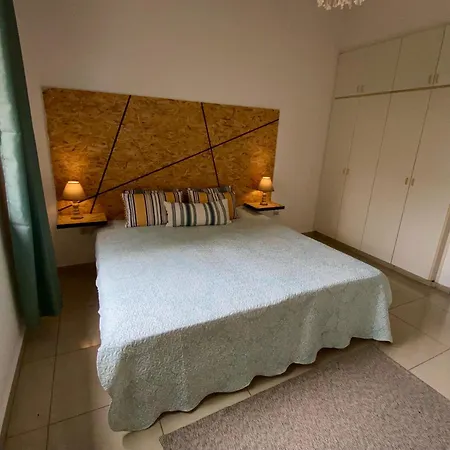 Seaside Two Bedroom Cosy Townhouse In Tourist Area *