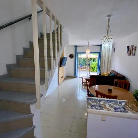 Seaside Two Bedroom Cosy Townhouse In Tourist Area בית נופש פאפוס